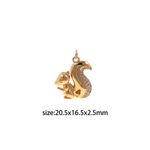 Puede incluir: Un dije de ardilla dorado con detalles de cristal transparente. El dije mide 20,5 mm de ancho, 16,5 mm de alto y 2,5 mm de grosor.  size:20.5x16.5x2.5mm
