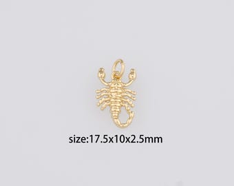 Puede incluir: Un dije de escorpión dorado con un lazo para colgar. El dije mide 17,5 mm de largo, 10 mm de ancho y 2,5 mm de grosor. El escorpión tiene patas, pinzas y una cola curvada detalladas. El dije está sobre un fondo liso.