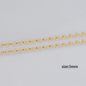 Op de afbeelding: Een gouden ketting met een delicaat, gepatenteerd ontwerp. De ketting is gemaakt van kleine, ronde schakels met een gestructureerd oppervlak. De ketting is 5 mm breed. size:5mm