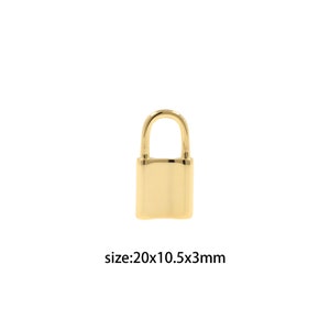 Puede incluir: Un dije de candado dorado de tamaño 20x10.5x3mm.