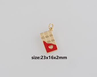 Può includere: Ciondolo dorato a forma di barretta di cioccolato, con riempimento in smalto rosso e un ritaglio a forma di cuore. Il ciondolo misura 23 mm x 16 mm x 2 mm.