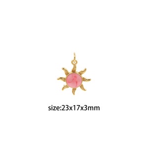 Pode incluir: Encanto de sol dourado com um design de espiral rosa. O encanto mede aproximadamente 5,8 cm de largura, 4,3 cm de altura e 0,8 cm de espessura.