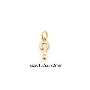 Könnte beinhalten: Goldfarbener Fragezeichen-Anhänger mit einer Schlaufe zum Anbringen an einer Halskette oder einem Armband. Der Anhänger misst 15,5 x 5 x 2 mm.
