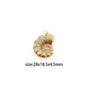 Può includere: Ciondolo a forma di conchiglia dorato con strass trasparenti. Il ciondolo misura 28x18,5x4,5 mm.  size:28x18.5x4.5mm