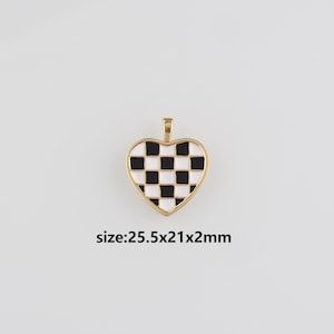 Puede incluir: Colgante en forma de corazón con borde dorado y patrón de cuadros blanco y negro. El colgante mide 25,5 mm x 21 mm x 2 mm. Tiene un lazo en la parte superior para sujetarlo a una cadena u otra joya.