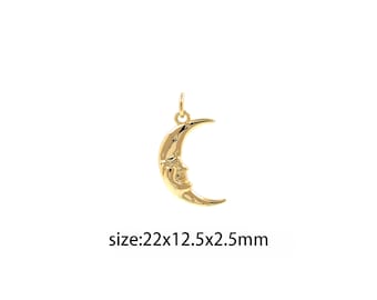 Könnte beinhalten: Ein goldener Halbmond-Anhänger mit einem Gesicht. Der Anhänger ist 22 mm x 12,5 mm x 2,5 mm groß.