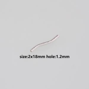Puede incluir: Una barra de metal plateada y curvada con una superficie texturizada. La barra mide 2 mm x 18 mm, con un agujero de 1,2 mm. El texto "size: 2x18mm hole: 1.2mm" está impreso debajo.