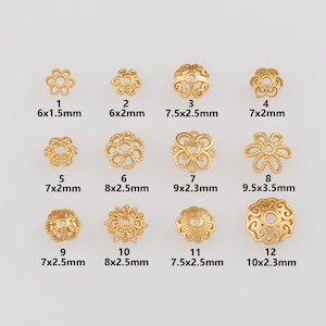 Op de afbeelding: Een verzameling van twaalf goudkleurige metalen kralenkapjes in diverse bloemen- en geometrische ontwerpen. Elk kapje is gelabeld met een nummer en afmetingen in millimeters, variërend van 6x1,5 mm tot 10x2,3 mm. Ideaal voor het maken van sieraden en knutselen.