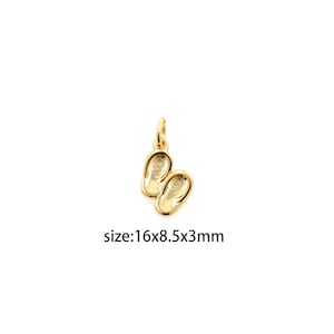 Può includere: Ciondolo dorato a forma di due infradito. Il ciondolo è lungo 1,6 cm, largo 0,85 cm e spesso 0,3 cm.  size:16x8.5x3mm