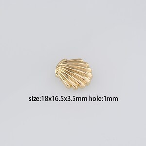Pu&ograve; includere: Abbellimento in metallo a forma di conchiglia color oro con un foro di 1 mm. Dimensione: 18 x 16,5 x 3,5 mm.