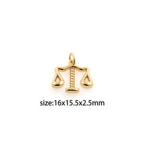 Può includere: Ciondolo in metallo dorato a forma di bilancia della giustizia. Il ciondolo è largo circa 1,6 cm, alto 1,5 cm e spesso 0,25 cm.  size:16x15.5x2.5mm