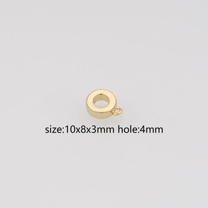 Op de afbeelding: Een goudkleurige, ronde sieradenbedel met een klein bevestigd oogje. De bedel heeft een opening in het midden en is voorzien van de tekst size:10x8x3mm hole:4mm, wat de fysieke afmetingen in millimeters voor het maken van sieraden aangeeft.