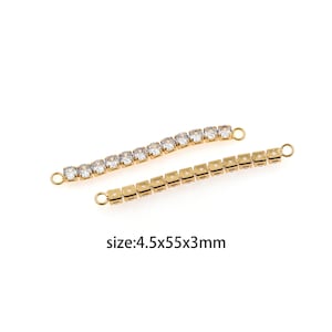 Op de afbeelding: Twee gouden kettingen met heldere kristallen. De kettingen zijn 5,5 inch lang en 3 millimeter breed. De tekst "size: 4.5x55x3mm" is onder de kettingen gedrukt.