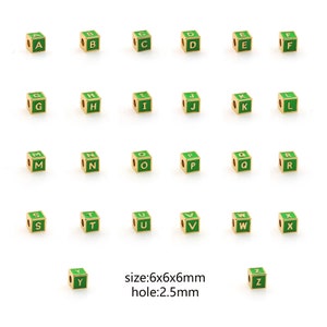 Puede incluir: Colección de cuentas cúbicas doradas con lados de esmalte verde, cada una mostrando una letra del alfabeto. Las cuentas miden 6x6x6mm con un agujero de 2,5mm.