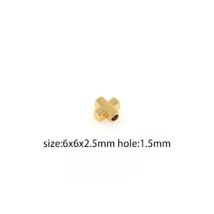 Puede incluir: Encanto de cruz de metal dorado con un agujero de 1,5 mm. El encanto mide 6 mm x 6 mm x 2,5 mm.  size:6x6x2.5mm hole:1.5mm