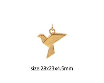 Könnte beinhalten: Goldener Origami-Vogel-Anhänger, 28x23x4,5 mm groß.