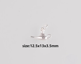 Puede incluir: Un pequeño dije plateado con forma de lámpara de genio. El dije mide aproximadamente 1,3 x 1,3 x 0,4 cm. Tiene un lazo para sujetarlo a una joya. El texto "size: 12.5x13x3.5mm" es visible.