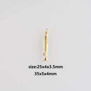 Puede incluir: Un colgante de pez dorado con un cuerpo texturizado y un pequeño lazo en la parte superior. El colgante mide 2,5x0,4x0,35cm y 3,5x0,5x0,4cm. El texto en la imagen dice "size:25x4x3.5mm 35x5x4mm".