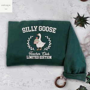 Camiseta bordada Silly Goose, camiseta para professor Silly Goose, camiseta para professor, camiseta de volta às aulas, camiseta para professor do ensino fundamental, camiseta engraçada para professor
