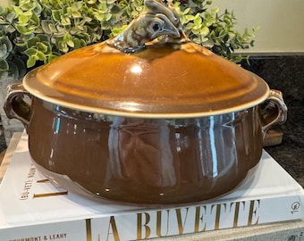 Cazuela vintage con tapa decorada con un faisán.