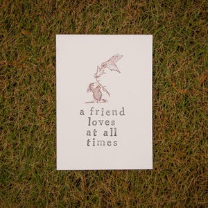 Tarjeta hecha a mano "Un amigo te ama en todo momento"