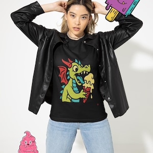 Leuke draak die ijs eet grappige cartoon-fantasie T-shirt | Kleurrijk drakenshirt in anime-stijl | Synthron Dreams-ontwerp