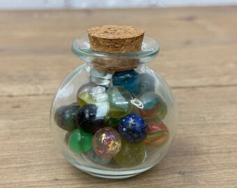アンティークとヴィンテージのピーウィーミニビー玉が入ったミニチュア瓶