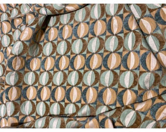 Peut inclure: Un tissu avec un motif géométrique répétitif de cercles qui se chevauchent dans des tons de brun, beige, bleu sarcelle et blanc.