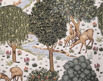 Könnte beinhalten: Eine Wandteppich mit einer fantasievollen Waldszene mit einem gewundenen Bach, üppigen grünen Bäumen und Rehen. Der Wandteppich hat einen cremefarbenen Hintergrund mit roten, grünen und braunen Akzenten.
