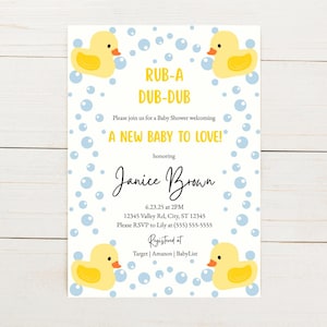 Puede incluir: Invitación a un baby shower con fondo blanco, burbujas azules y patitos de goma amarillos. El texto dice "RUB-A DUB-DUB" e invita a los invitados a celebrar "A NEW BABY TO LOVE!" En honor a Janice Brown. Incluye información de RSVP y registro.