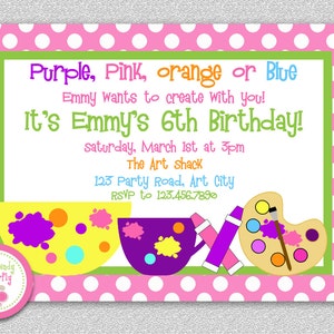 Puede incluir: Una invitación rosa y blanca con lunares y un borde verde. La invitación es para el 6º cumpleaños de Emmy. La invitación dice "Purple, Pink, orange or Blue Emmy wants to create with you! It's Emmy's 6th Birthday! Saturday, March 1st at 3pm The Art Shack 123 Party Road, Art City RSVP to 123.456.7890". La invitación tiene una imagen de pinceles, pintura y una paleta de pintura.