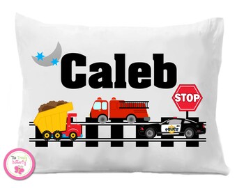 Funda de almohada con diseño de transporte: camión de bomberos, coche de policía y camión volquete. Ropa de cama infantil.