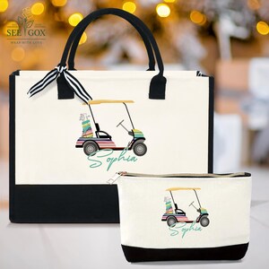 Puede incluir: Un bolso tote blanco y un neceser a juego con un dise&ntilde;o de carrito de golf. Las bolsas tienen detalles y asas negros. El carrito de golf est&aacute; decorado con rayas coloridas y el nombre "Sophia" en una fuente cursiva.