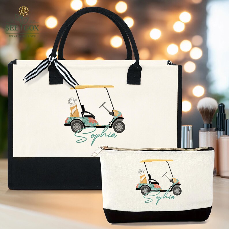 Puede incluir: Un bolso tote de lona y un neceser a juego. Ambos bolsos son de color blanquecino con base y asas negras. Presentan un dise&ntilde;o de carrito de golf con el nombre "Sophia" en letra cursiva. El carrito de golf tiene un estampado floral.
