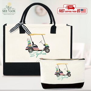Puede incluir: Un bolso tote blanco y un neceser a juego presentan un dise&ntilde;o de carrito de golf colorido con el nombre "Sophia". Las bolsas tienen detalles y asas negros. El bolso tote tiene una cinta a rayas atada al asa.