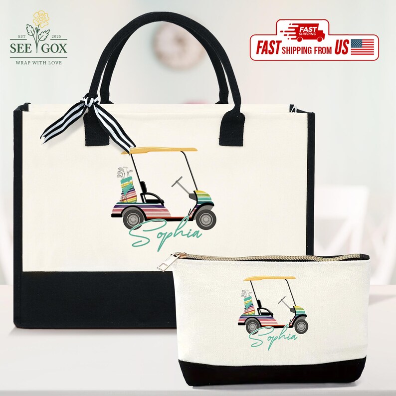 Puede incluir: Un bolso tote blanco y un neceser a juego presentan un dise&ntilde;o de carrito de golf colorido con el nombre "Sophia". Las bolsas tienen detalles y asas negros. El bolso tote tiene una cinta a rayas atada al asa.