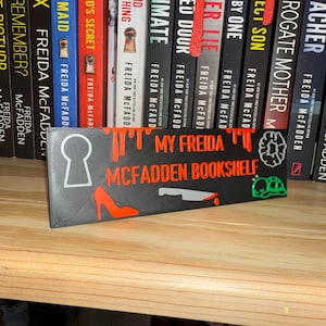 Freida McFadden Bookshelf Sign