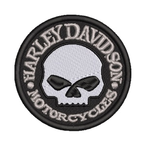Peut inclure: Patch brodé noir et blanc avec un motif de crâne et d'os croisés. Le texte "Harley Davidson Motorcycles" est en cercle autour du crâne.