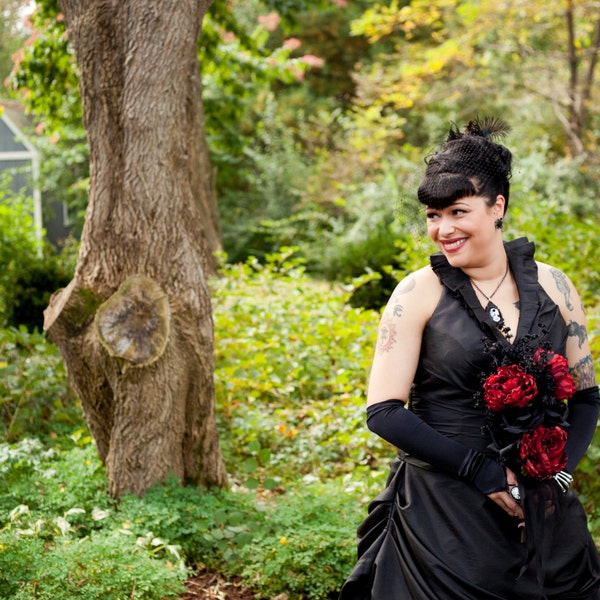 Robe de mariée noir en taffetas avec Halter décolleté sur mesure fait à la main gothique robe de mariée