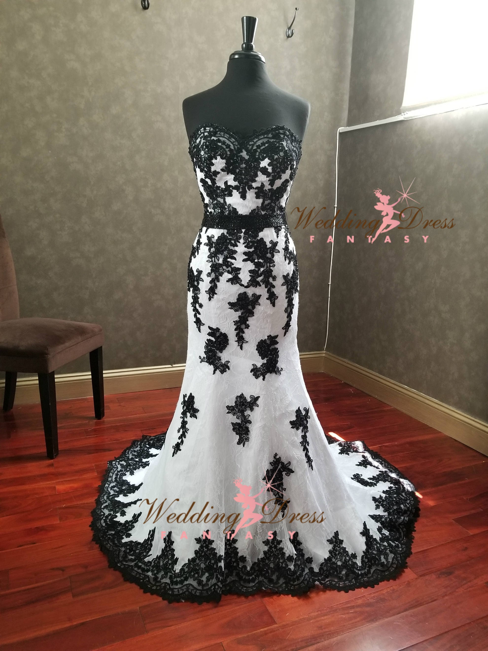 Gothic Wedding Dresses White and Black Applique Sweetheart Tulle Bridal  Gowns