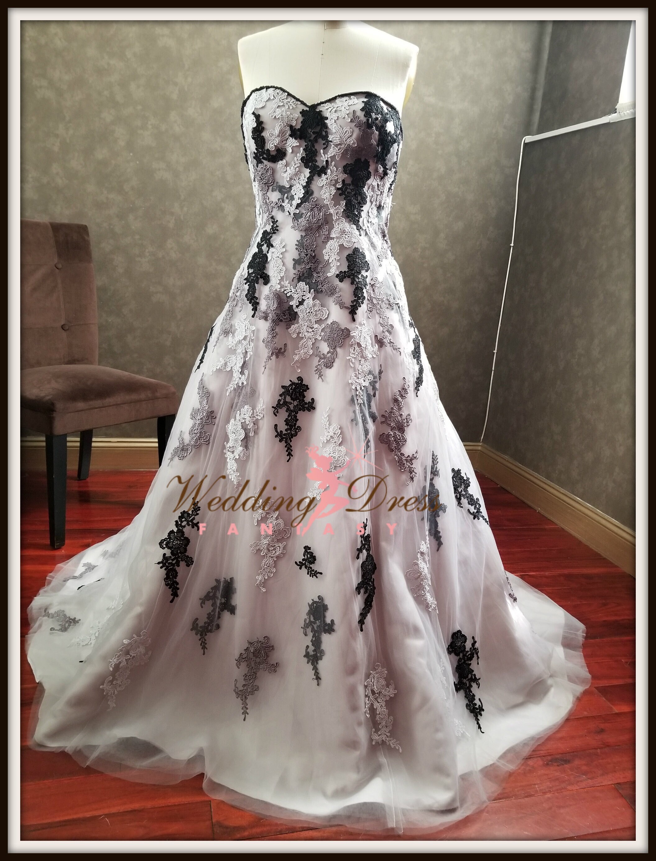 Black Gothic Wedding Dresses High Collar Beaded Appliques Vintage Bridal Gowns Black Gothic Wedding Dresses High Collar Beaded Appliques Vintage Bridal Gowns