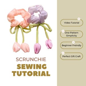 Può includere: Due elastici per capelli, uno color pesca e uno lavanda, con dettagli a forma di tulipano. Gli elastici hanno steli verdi e boccioli di tulipano rosa. L'immagine include anche il testo "Scrunchie Sewing Tutorial".