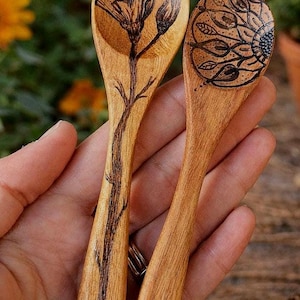 Colher de café artesanal pirografada | Desenhos botânicos e celestiais