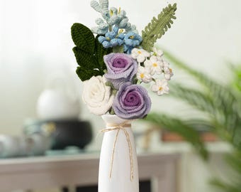 Virkad blombukett i present: Handgjort arrangemang av couturerosor och tulpaner
