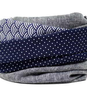 Peut inclure: Un tour de cou en tissu bleu et blanc à motifs avec une couche de tissu en lin gris.