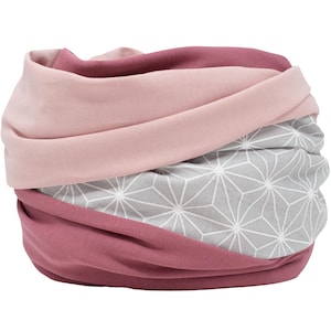 Könnte beinhalten: Ein mehrlagiger Cowl-Schal in Rosa-, Mauve- und Grautönen. Der Schal hat ein geometrisches Sternmuster auf dem grauen Stoff. Ein weiches, bequemes Accessoire für kühleres Wetter.