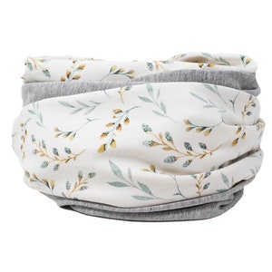 Könnte beinhalten: Ein weißer und grauer Halsschmeichler mit einem Blumenmuster. Das Muster zeigt kleine grüne und gelbe Blätter.