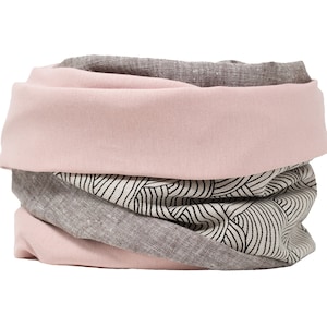 Könnte beinhalten: Ein rosafarbener, grauer und weiß gemusterter Halsschmuck. Der Halsschmuck ist aus einem weichen, bequemen Stoff gefertigt und perfekt, um sich im Winter warm zu halten.