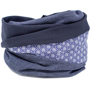 Könnte beinhalten: Ein blauer und weißer gemusterter Halsschmeichler mit einem umgeschlagenen Rand. Der Halsschmeichler ist aus einem weichen, dehnbaren Stoff gefertigt.