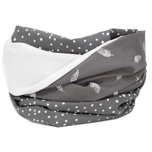 handgjord, present, handgjord halsduk, damhalsduk med öglor, jerseyhalsduk med öglor, bomullshalsduk med öglor, fjädrar, prickar, ögla, vändbar halsduk